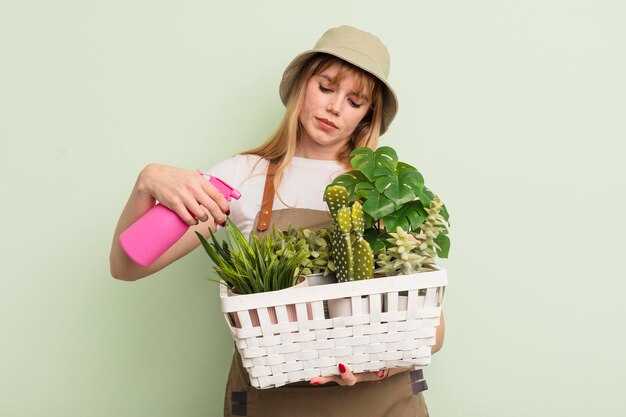 concetto di agricoltore donna graziosa rossa