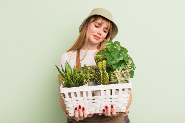 concetto di agricoltore donna graziosa rossa