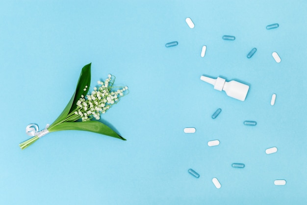 Concetto di allergia. Spray per il naso e compresse e capsule contro le allergie ai pollini delle piante da fiore