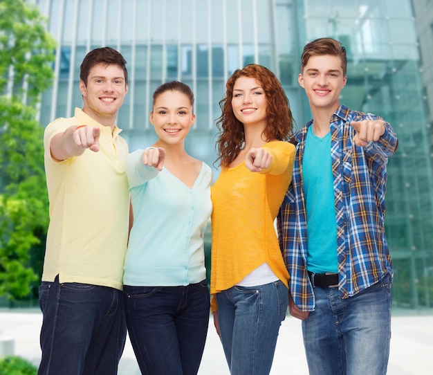 concetto di amicizia, affari, istruzione e persone - gruppo di adolescenti sorridenti sullo sfondo del campus