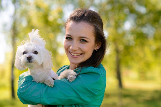 Concetto di amicizia, animale e libertà con la donna e il suo animale domestico