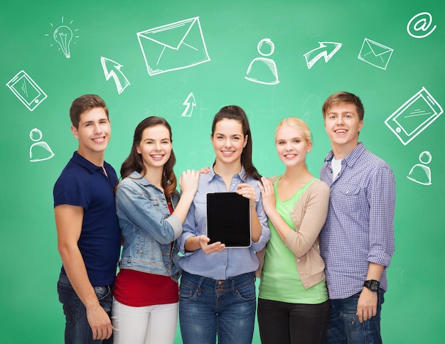 concetto di amicizia, comunicazione, connessione e tecnologia - gruppo di studenti sorridenti con computer tablet pc e smartphone