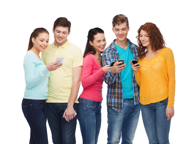 concetto di amicizia, tecnologia e persone - gruppo di adolescenti sorridenti con smartphone