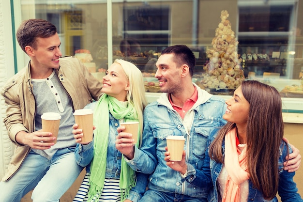 concetto di amicizia, viaggi, bevande e vacanze - gruppo di amici sorridenti con caffè da asporto