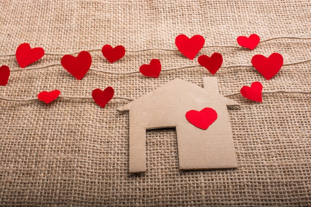 Concetto di amore con cuore e casa a forma di carta