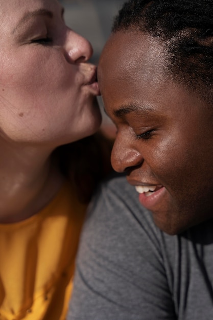 Concetto di amore con una coppia felice che trascorre del tempo insieme