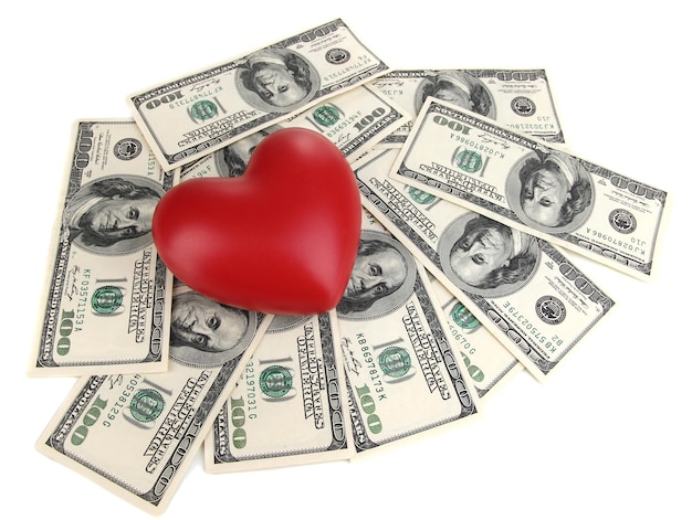 Concetto di amore e denaro. Cuore e valuta americana isolati su bianco