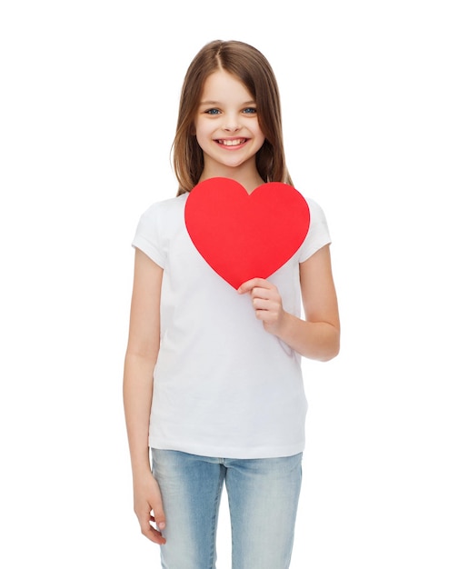 concetto di amore, felicità e persone - bambina sorridente con cuore rosso