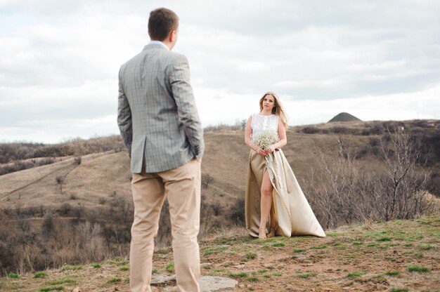 Concetto di amore, romanticismo e persone - cammina la bella coppia di sposi