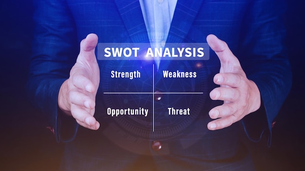 concetto di analisi SWOT businessman disegno analisi SWOT diagramma di strategia Forze e debolezze Opportunità e minacce Lavoro di squadra brainstorming visione e obiettivo