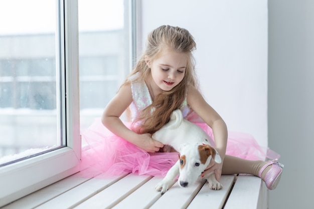 Concetto di animali domestici e bambini - Bambino con cane Jack Russell Terrier a casa.