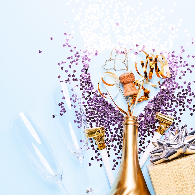 concetto di apertura di una costosa bottiglia di champagne dorata dedicata alla celebrazione.