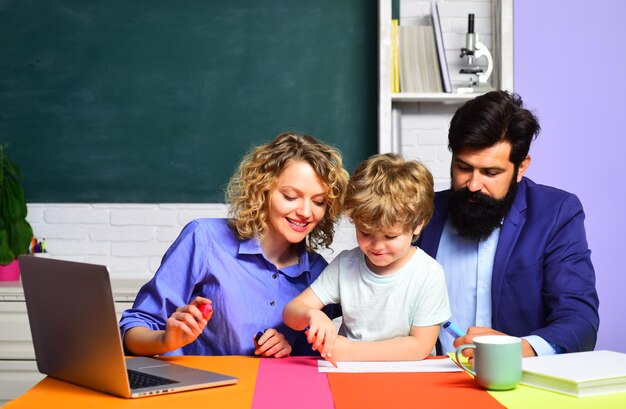 Concetto di apprendimento e educazione ritorno a scuola e scuola a casa giovane felice scuola familiare matematica