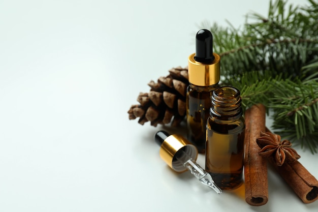 Concetto di aromaterapia con olio di pino su bianco