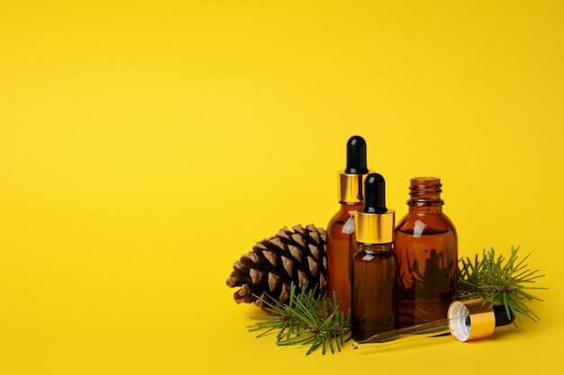 Concetto di aromaterapia con olio di pino su giallo