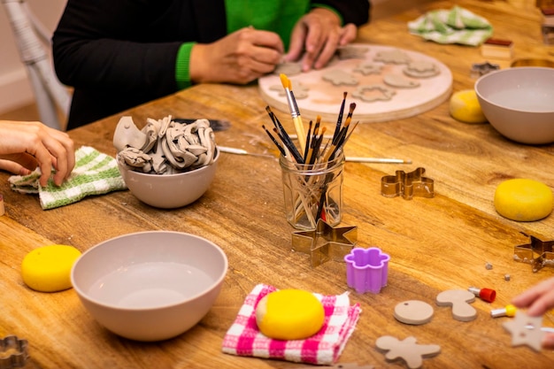 Concetto di artigiano Donna anziana che lavora nel laboratorio di ceramica