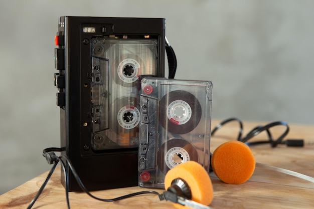 Concetto di ascolto musicale Lettore audio e cuffie a cassetta vintage