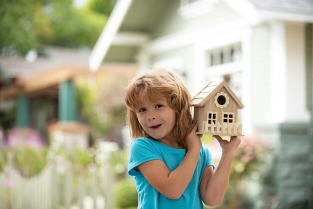 Concetto di assicurazione per la protezione della casa del ragazzo Cura della casa nelle mani dei bambini Concetto di progetto di cucito o fai da te