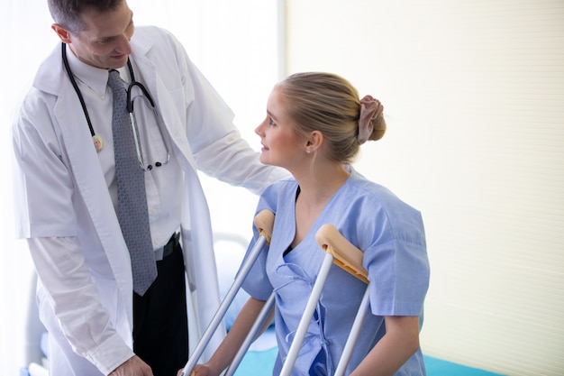 Concetto di assistenza sanitaria e medica, medico e paziente