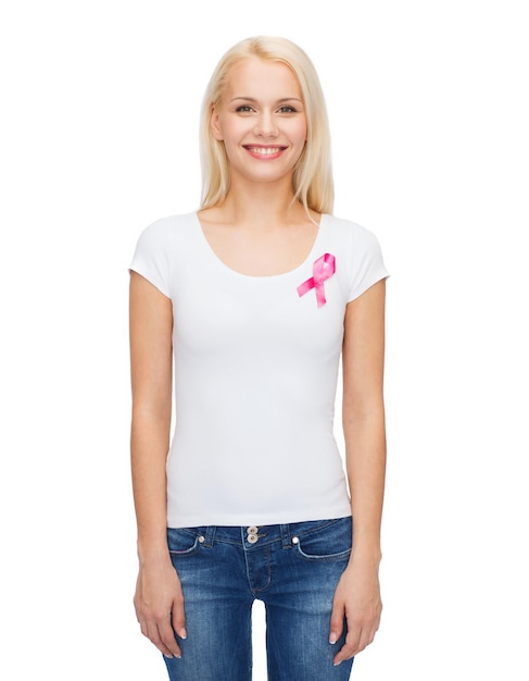 concetto di assistenza sanitaria e medicina - donna sorridente in t-shirt bianca con nastro rosa per la consapevolezza del cancro al seno