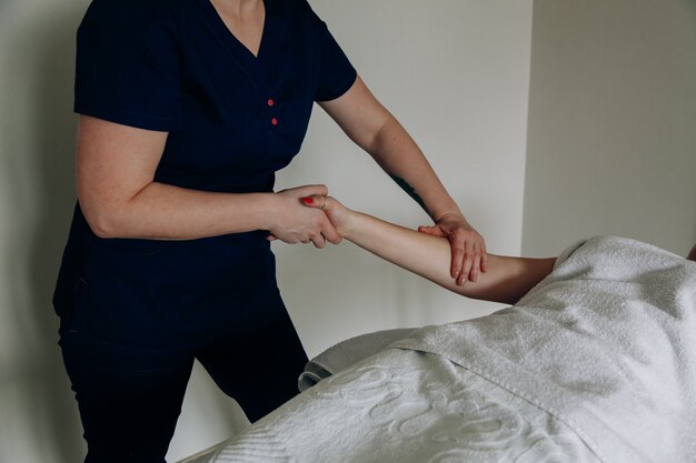 Concetto di assistenza sanitaria Massaggiatore che fa massaggio alla mano delle persone