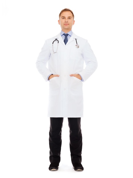 concetto di assistenza sanitaria, professione e medicina - medico maschio con stetoscopio in camice bianco su sfondo bianco