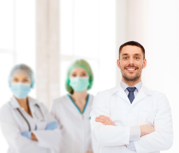 concetto di assistenza sanitaria, professione e medicina - medico maschio sorridente in camice bianco su sfondo bianco