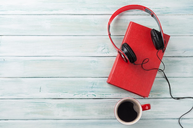 Concetto di audiolibro Cuffie caffè e libro