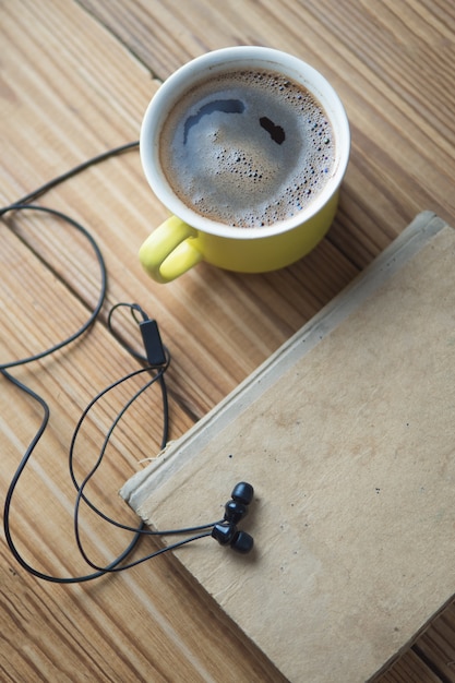 Concetto di audiolibro e una tazza di caffè