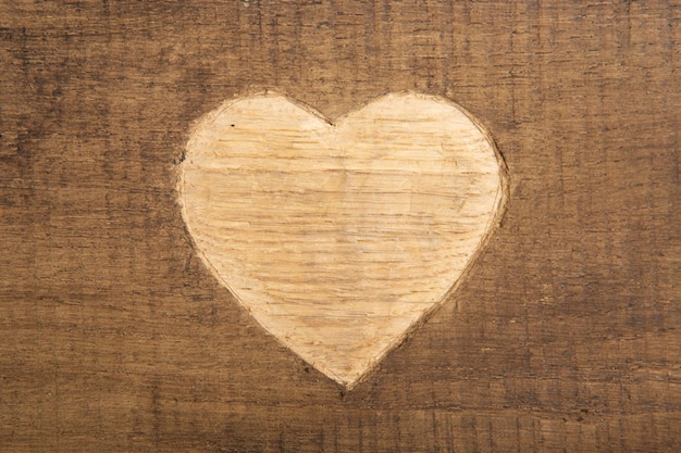 Concetto di auguri di San Valentino A forma di cuore scolpito sul legno Biglietto di auguri di San Valentino Spazio libero per il testo