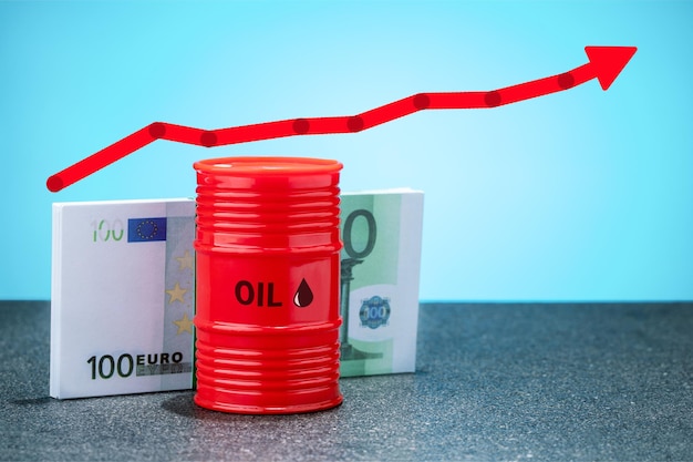 Concetto di aumento dei prezzi del petrolio Barile rosso di banconote in euro di petrolio e freccia su sfondo blu