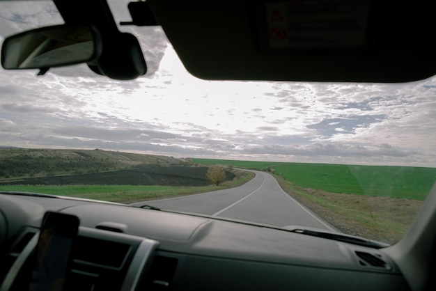 Concetto di autonoleggio guida in autostrada