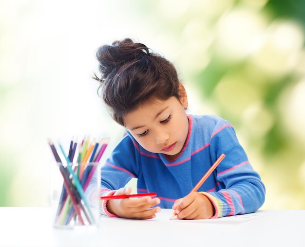 concetto di bambini, hobby, infanzia e persone felici - bambina che disegna su sfondo verde