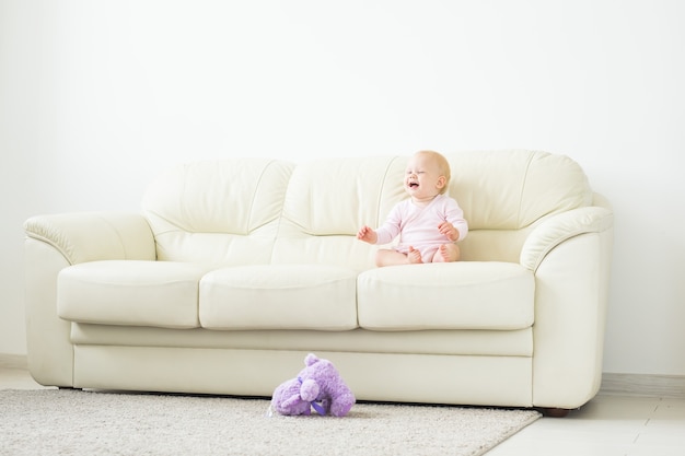 Concetto di bambino, infanzia e bambini - Ritratto di affascinante bambina sul divano