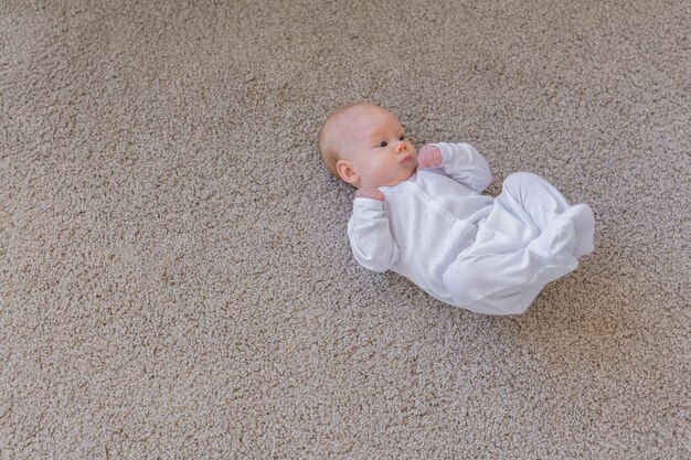 Concetto di bambino, neonato e infanzia - Vista dall'alto del bambino sul pavimento con spazio per le copie