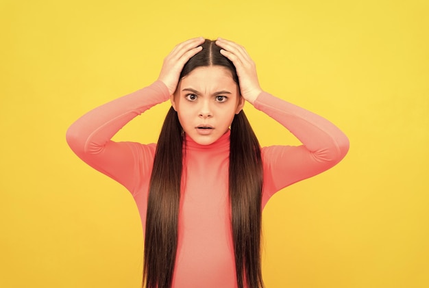 Concetto di bambino preoccupato per il mal di testa con la bellezza dei capelli lunghi e il modello di moda femminile