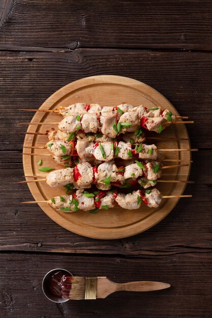 Concetto di barbecue con deliziosi kebab freschi su spiedini di legno