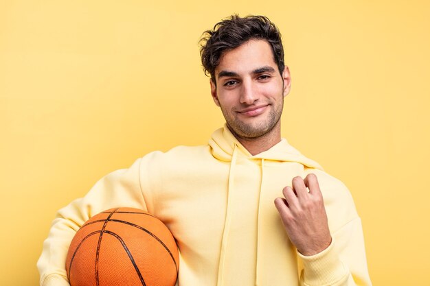 Concetto di basket giovane uomo ispanico bello