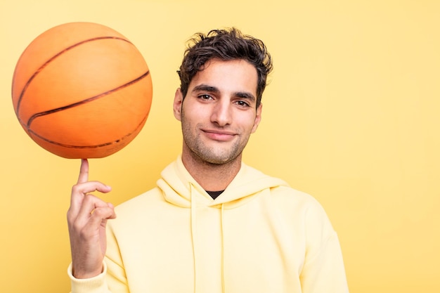 Concetto di basket giovane uomo ispanico bello