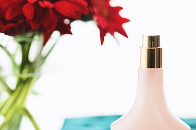 Concetto di bellezza e cosmetici della bottiglia di profumo vintage rosa e oro