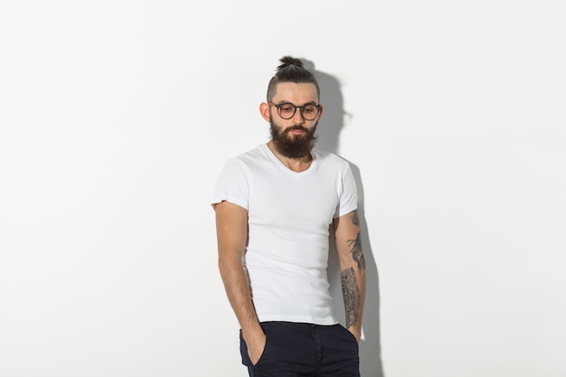 Concetto di bellezza, moda e persone - Cool uomo con la barba in posa sopra il bianco