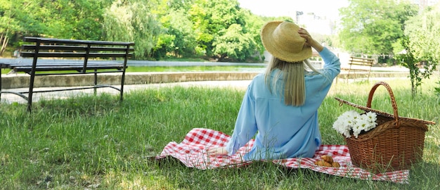 Concetto di bellissimo relax all'aperto nel picnic estivo