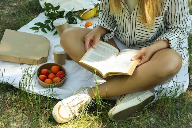 Concetto di bellissimo relax all'aperto nel picnic estivo