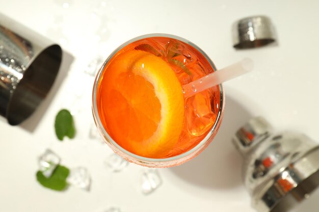 Concetto di bevanda alcolica fresca Aperol Spritz vista dall'alto