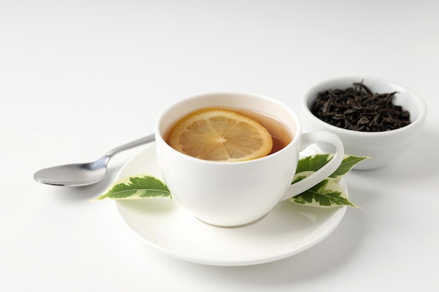 Concetto di bevanda calda con tè su sfondo bianco