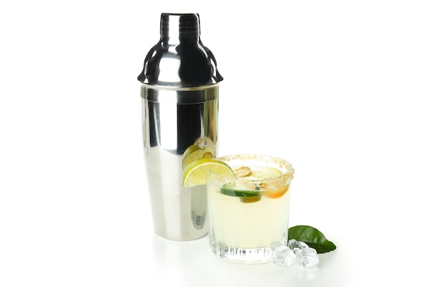 Concetto di bevanda con cocktail Jalapeno isolato su sfondo bianco
