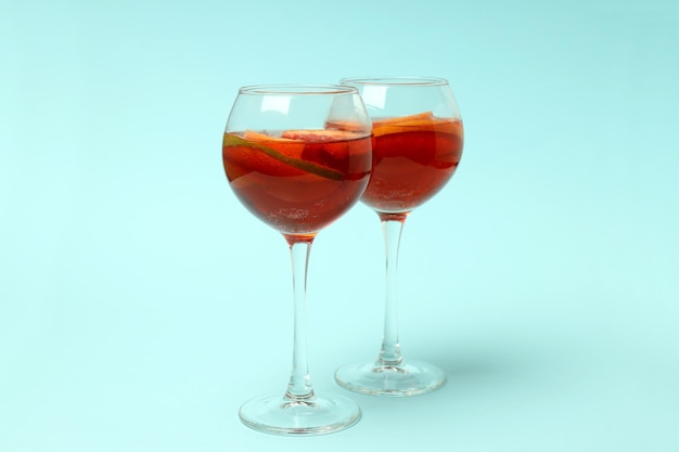 Concetto di bevanda con Sangria su sfondo blu