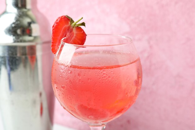 Concetto di bevanda da festa con cocktail alla fragola