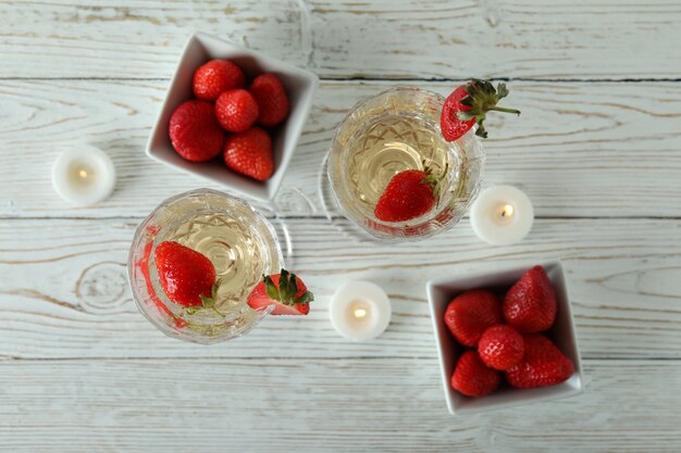 Concetto di bevanda deliziosa con cocktail Rossini su tavolo di legno bianco white