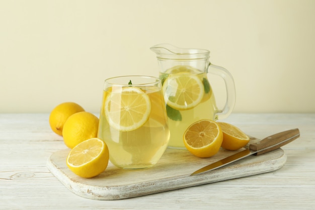 Concetto di bevanda estiva fresca con limonata sul tavolo di legno bianco